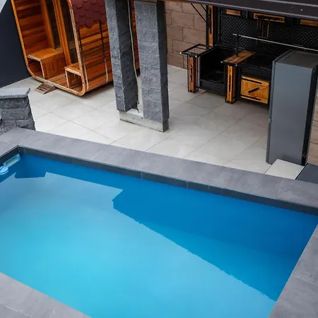 In The Vineyard With Pool, Hottub & Sauna 别墅