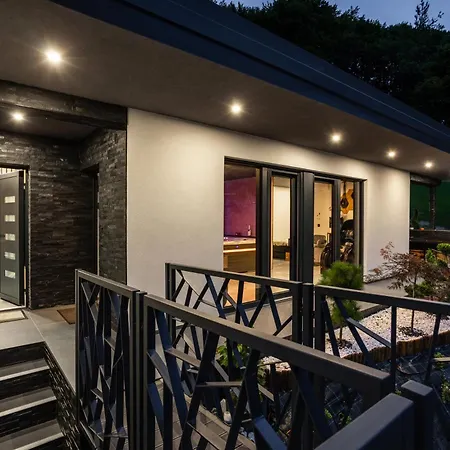 In The Vineyard With Pool, Hottub & Sauna *