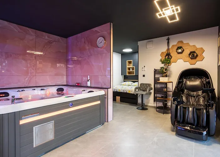 In The Vineyard With Pool, Hottub & Sauna レンダヴァ