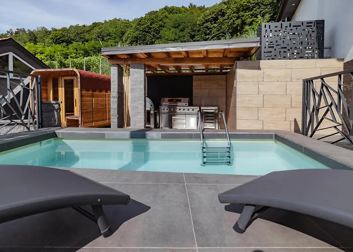 ヴィラ In The Vineyard With Pool, Hottub & Sauna レンダヴァ